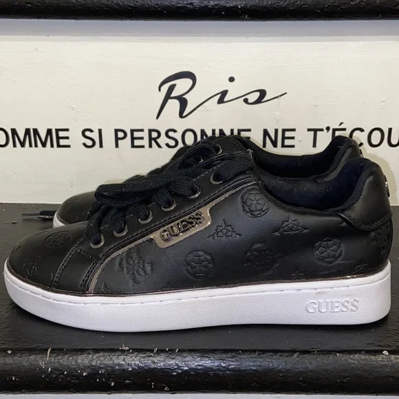 GUESS ⭐️authentic ⭐️ - Picture 3 of 7